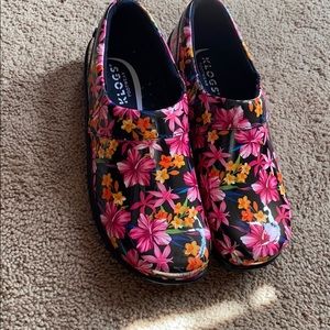 Klogs leather slip resistant floral slip on’s 8M